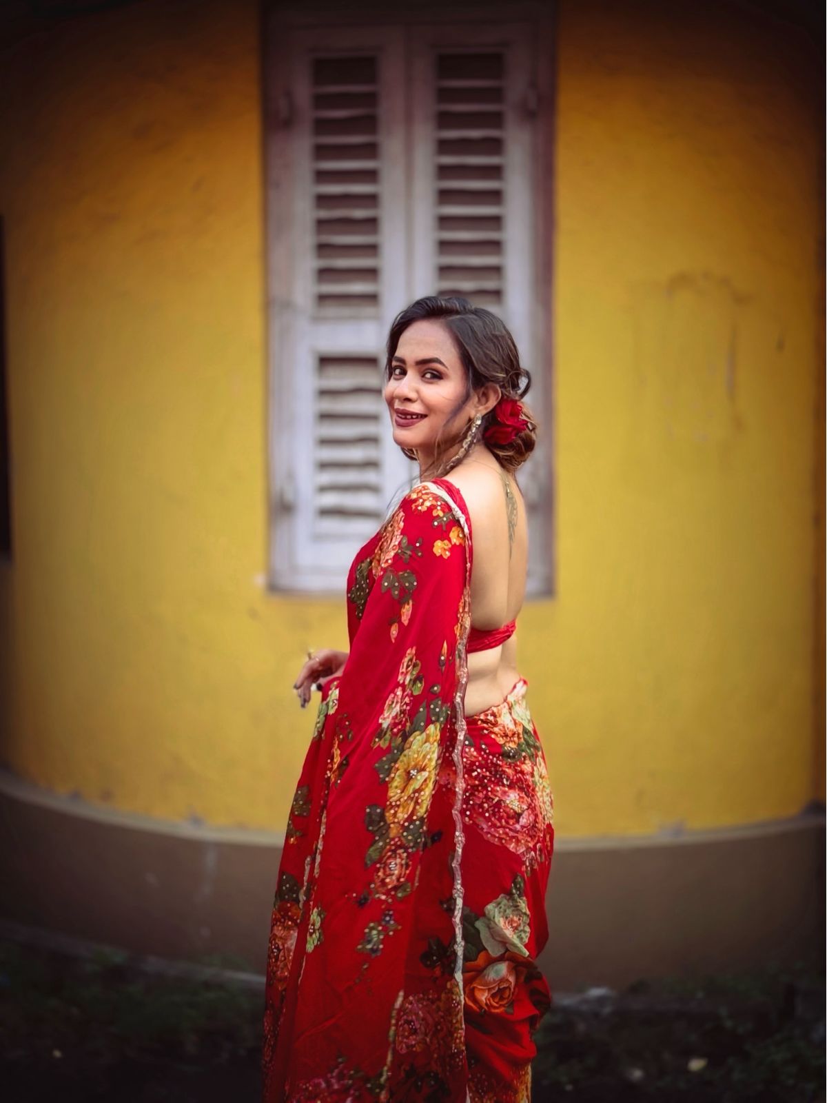 Red printed chinon chiffon saree - back drape view